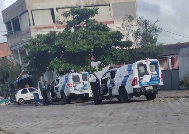Cena 2: Bandidagem de cabelos em pé no Aviso, perto dum famoso beco