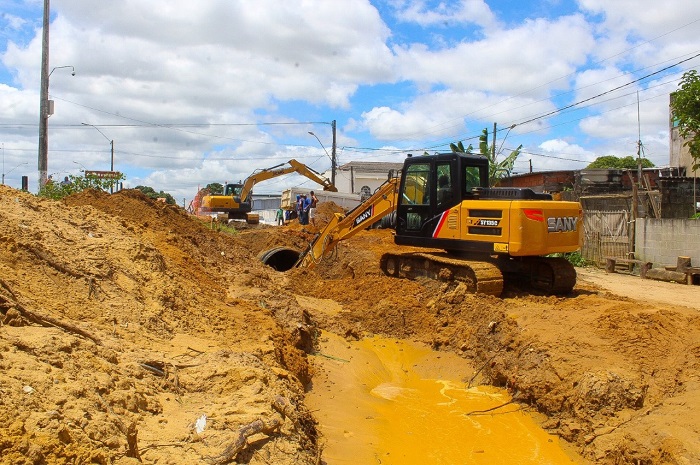 Obras de canal para escoar água da chuva em Bebedouro