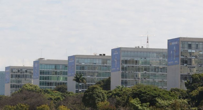 Com segundo maior número de ministérios da história, Lula toma posse. O 1º foi do PT