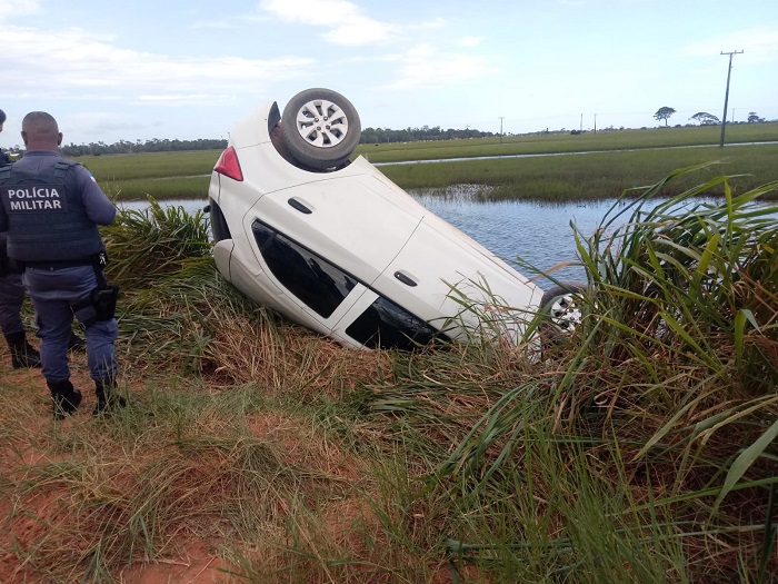 Carro capota na Estrada de Regência, e fica com as rodas para cima