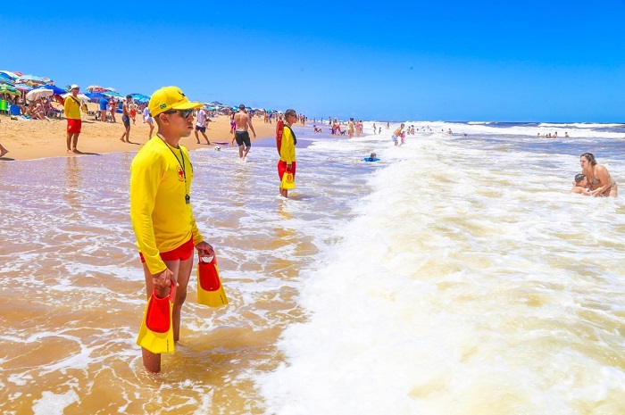 Guarda-vidas realizam mais de 1,1 mil atendimentos nas praias de Linhares no período de réveillon