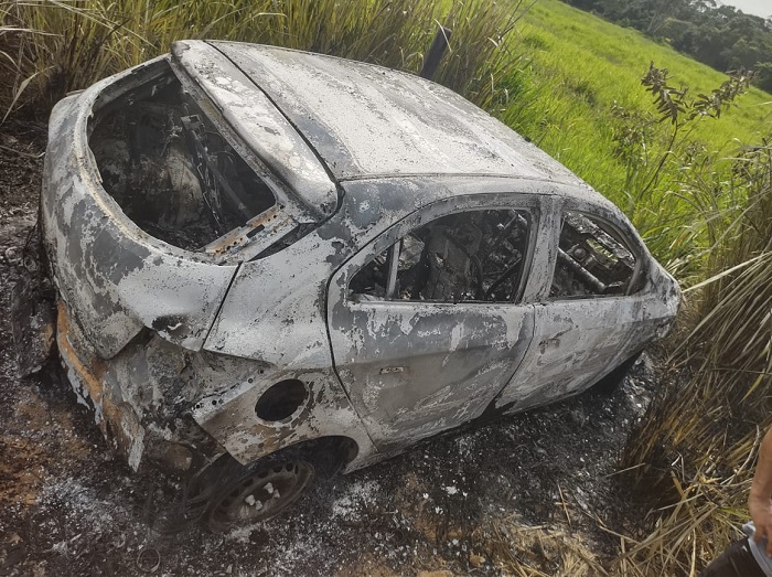 Carro encontrado incendiado pode ser Onix de motorista de aplicativo sequestrado em Linhares