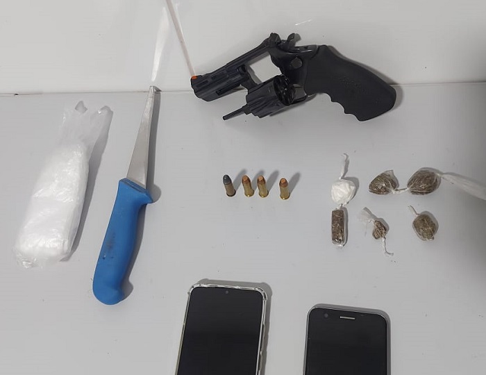 Três detidos, Strada abordado, e drogas e armas apreendidos em Linhares