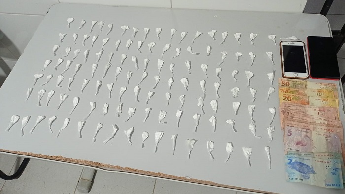 Mais de 100 papelotes de cocaína apreendidos com adolescentes em Linhares