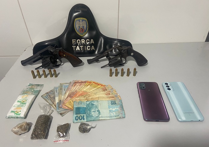 Beco do Inferninho: Motorista de app e passageiros detidos. PM apreendeu drogas, armas e dinheiro em Linhares