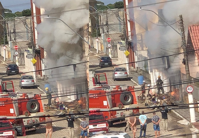 Incêndio em sobrado antigo no Centro de Linhares. Ambulância socorre ferido