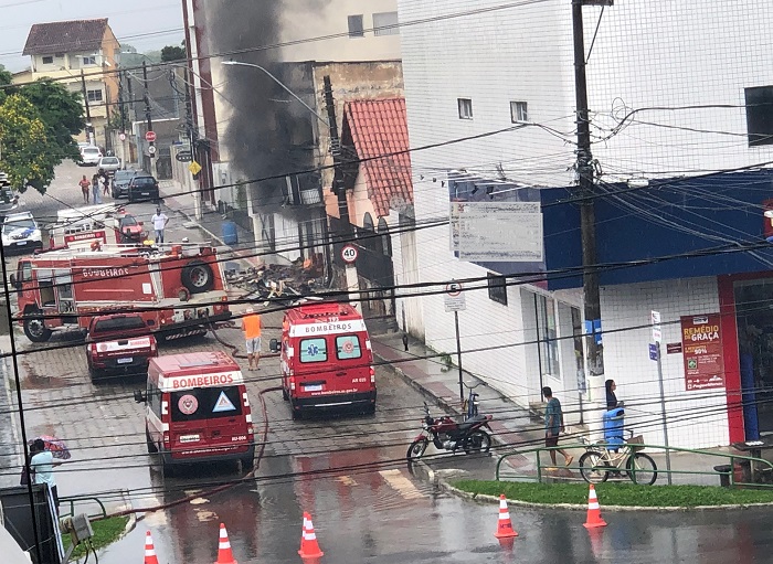Fogo, sol, chuva torrencial e muito trabalho do Corpo de Bombeiros durante incêndio em Linhares