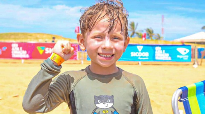 Crianças recebem pulseiras de identificação na praia do Pontal do Ipiranga