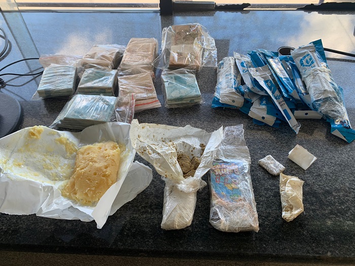 R$ 55 mil e drogas encontradas com casal a bordo de Ecosport, em Viana