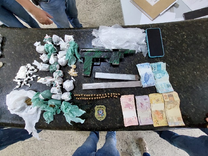 PC chega chegando, prende suspeitos e apreende drogas e arma de fogo no Aviso
