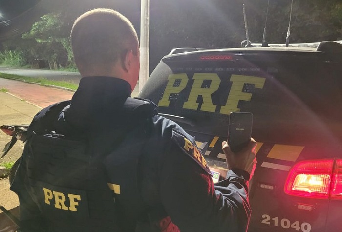 Flagra: Casal com celular roubado é preso pela PRF na BR 101, em Guarapari