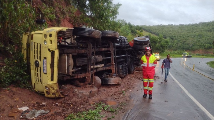 Estado: Caminhoneiro ferido gravemente em tombamento na BR-101, em Cachoeiro