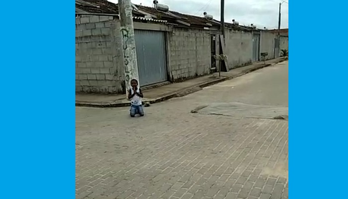 Menino ora em esquina do Jocafe após jovem ser atingido por dois disparos de arma de fogo em Linhares