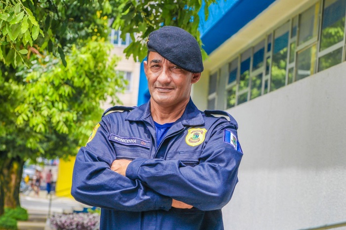 Honestidade: Membro da Guarda Civil encontra dinheiro e devolve ao dono