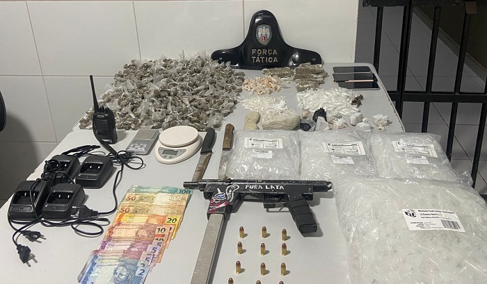 Quase 1kg de droga, submetralhadora e até rádio comunicador apreendidos no Santa Cruz: 3 conduzidos