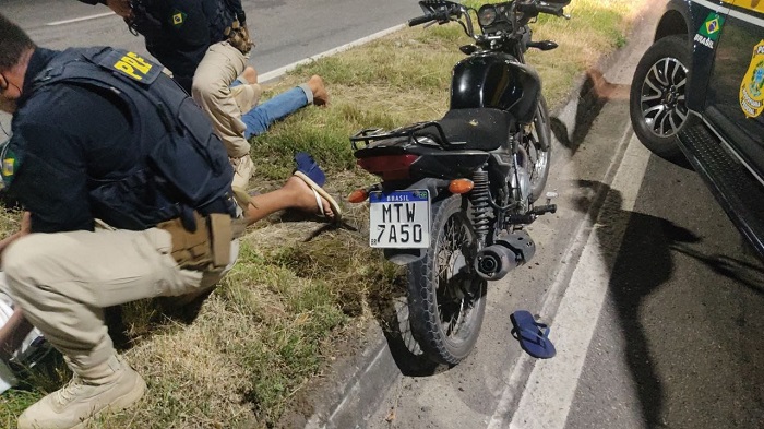 Roubamos mesmo: Adolescentes são abordados logo após roubo de moto na Serra