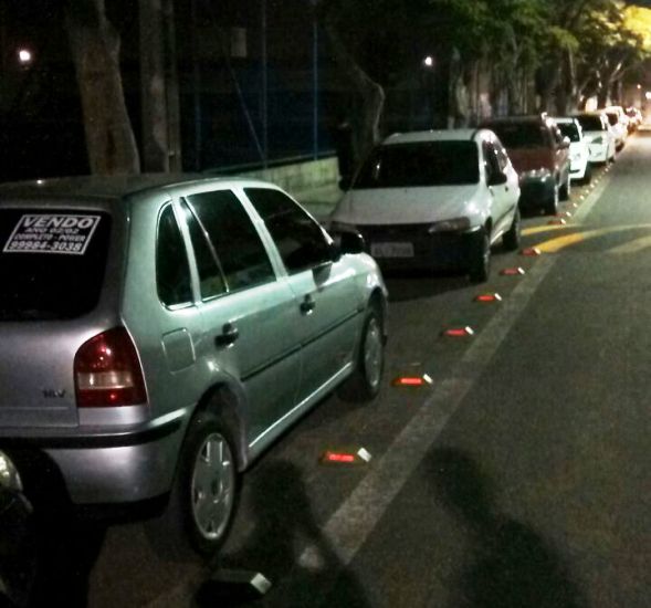 Noite: ciclovia vira estacionamento de veículos no Interlagos