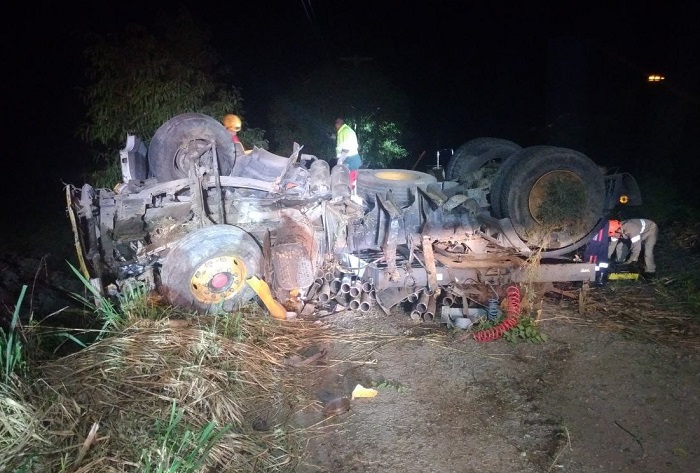 Tombamento: Motorista morre em acidente na BR-101