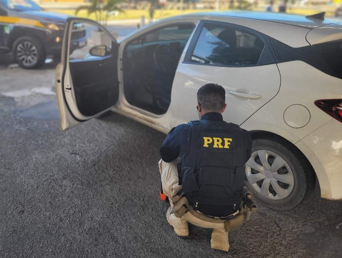 Homem retira veículo em locadora, coloca placa clonada e aluga para terceiro