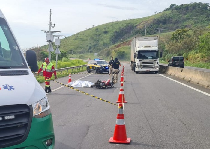 Acidente com vítima fatal na BR-101. Motociclista acabou atropelado por carreta