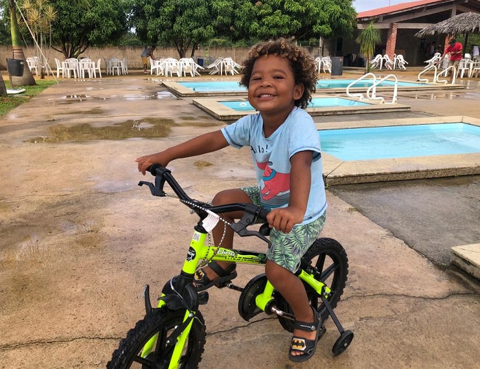 Garotinho vira mascote de área de lazer em Linhares, É o momento fofo