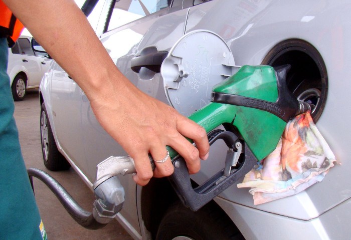 Preço para abastecer veículos em Linhares. Confira onde o combustível está mais caro