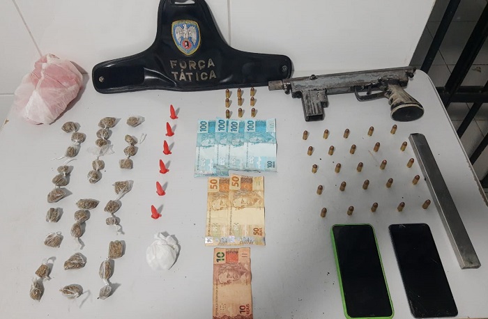 Tropa do Gugu: PM apreende submetralhadora, drogas e recaptura 