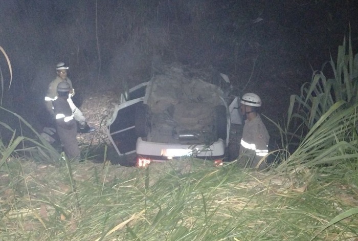Capotamento com 3 óbitos na BR-101, em São Mateus. Corpos trazidos para Linhares