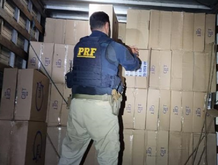 PRF apreende 2 milhões de unidades de cigarros na BR-259, de madrugada