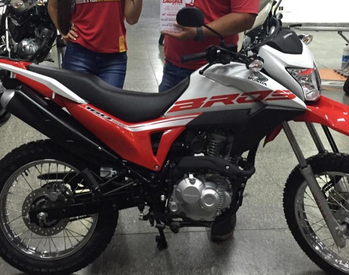 Mulher é cercada por bandidos e tem moto roubada em Linhares