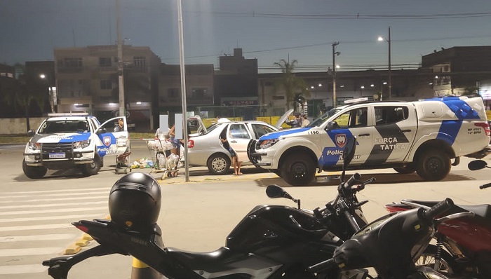 Ação da Força Tática chama a atenção em estacionamento de supermercado em Linhares