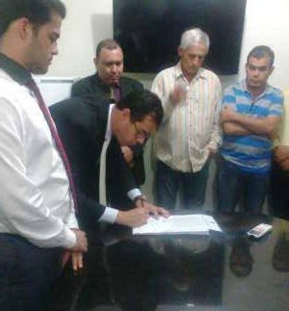 Juninho Freiris é empossado vereador no lugar de Renato Rangel