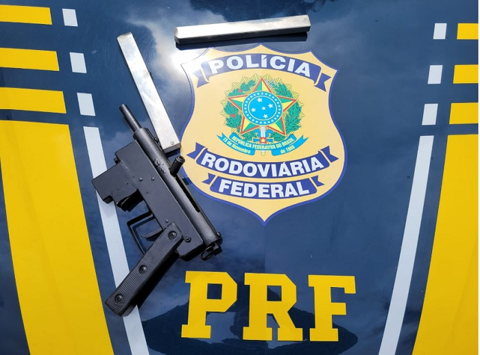 Homem com submetralhadora é preso pela PRF em Linhares