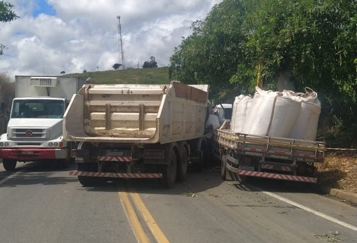 Acidente: vítima fica prensada, e morre na BR-259