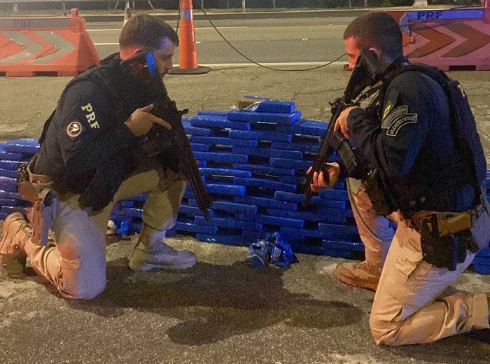 Caminhonete lotada de maconha é apreendida pela PRF na BR-101, a caminho do ES