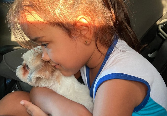 Encontrada! Amora volta ao lar doce lar, e garotinha é todo sorriso