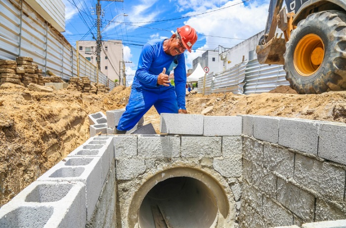 Obras de macrodrenagem avançam no Centro de Linhares e reduzem riscos de enchentes na região
