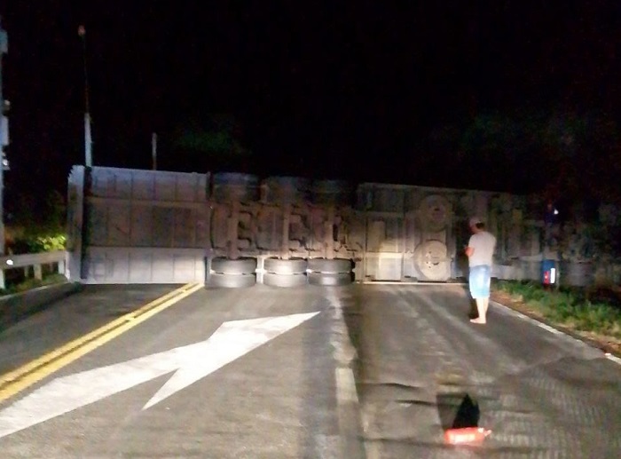 Carreta tomba, e interdita BR-101 em Mimoso do Sul. Motorista ferido