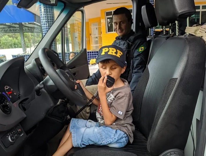 Que lindo! Kayllon, um garotinho que ama a polícia, e é uma lição de vida 