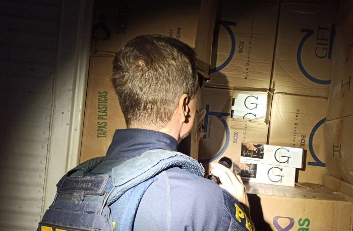 PRF apreende caminhão com 3 milhões de cigarros do Paraguai
