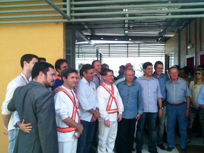 Aécio Neves chega à Leão Alimentos. Confira fotos