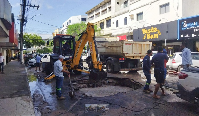 Rompimento de rede interrompe abastecimento de água no Centro, Aviso e Araçá