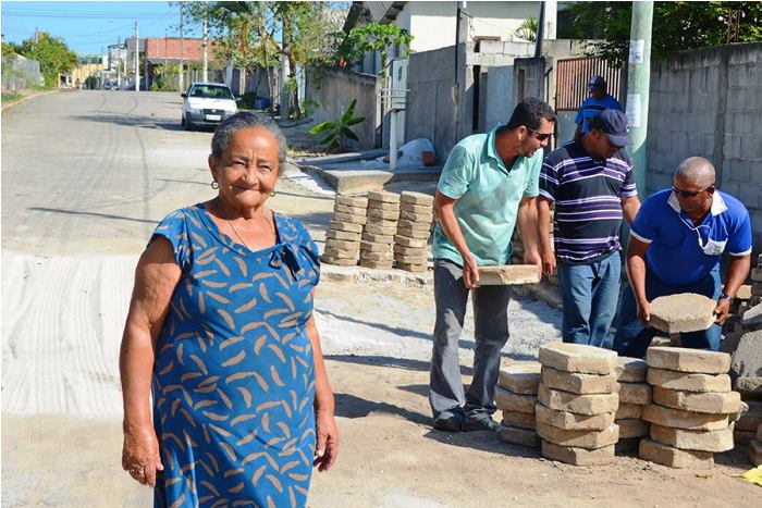 Cenas no bairro Canivete: mutirão de reparos e opinião de moradores