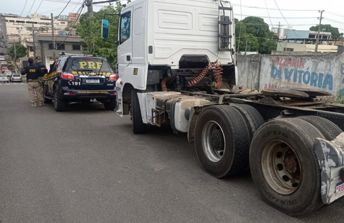 Crime organizado: PRF recupera caminhão roubado minutos após veículo receber placa fria