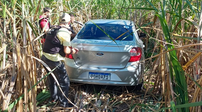 Ford Ka roubado é encontrado abandonado em canavial de Linhares