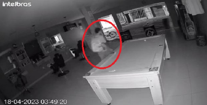 Larápio arromba estabelecimento no Interlagos. Foi tudo filmado na escuridão da madrugada