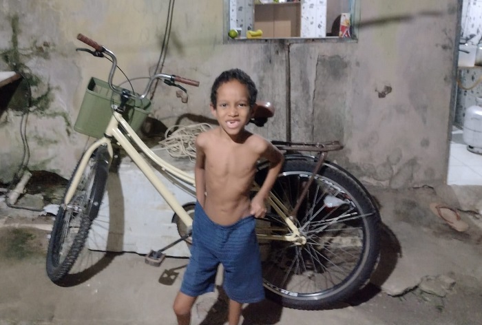 Tom ganha bike, e mãe se emociona ao agradecer. Lembram dele?