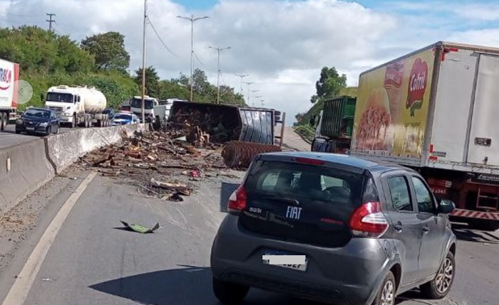Condutor embriagado causa acidente e interdita BR 101 no ES