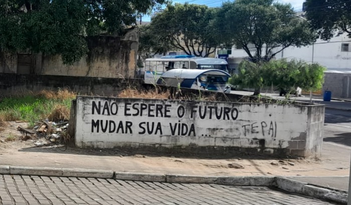 Lote sujo: Leitora convive com muito mau cheiro e sujeira no Centro de Linhares