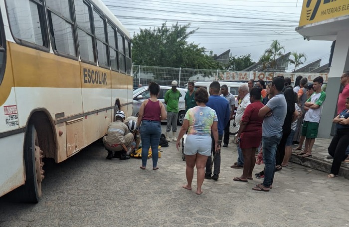 Ônibus atropela estudante no bairro Araçá. Imagens impressionam. “Curva fechada”, disse leitor